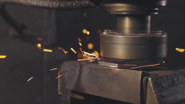 Heldere vonken van een metalen deel. Vonken van het bewerken van een metalen onderdeel. Malen van een metalen onderdeel op een machine. — Stockvideo