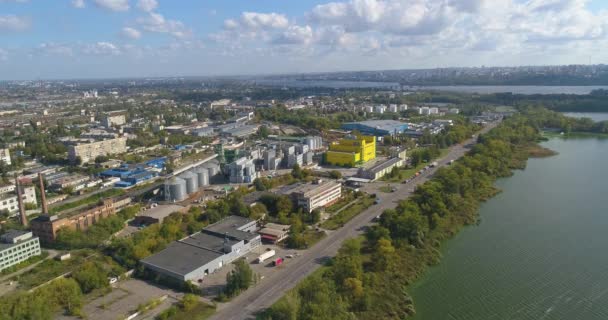 Η βιομηχανική περιοχή δίπλα στη θέα του ποταμού drone. Πετώντας πάνω από εργοστάσια δίπλα στο ποτάμι. Σύγχρονο εργοστάσιο κοντά στο ποτάμι. — Αρχείο Βίντεο