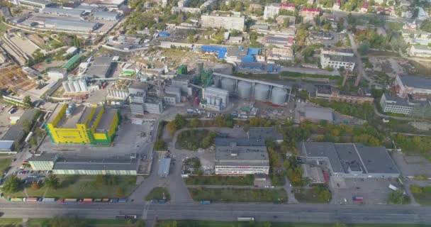 Grande complexo industrial vista superior. Silos de armazenamento de grãos. Moderna planta vista superior — Vídeo de Stock