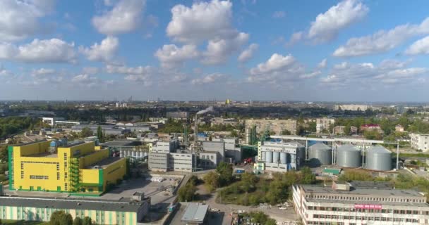 Zona industriale con moderne fabbriche vista dall'alto. Volo sopra la zona industriale. Vista dall'alto della pianta. Pianta gialla — Video Stock
