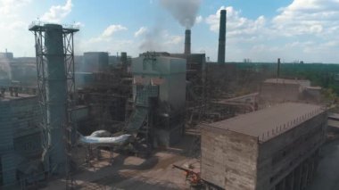 Büyük bir metalürjik tüttürme bitkisinin üzerinde uçuyor. Büyük metalürjik bitki üst görüntüsü. Büyük bir şirketin endüstriyel dış mekanı.