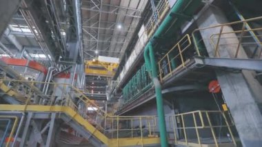 Metal atölyesi. Metal üretim atölyesinin içinde. İçeriden gelen modern bir metal fabrikası. Bir metalürji fabrikasında endüstriyel iç mekan.