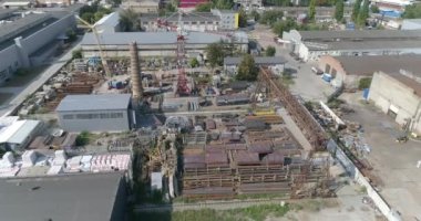 Kule vinç hava görüntüsü. Büyük bir inşaat vincinin işi. Kule vinci