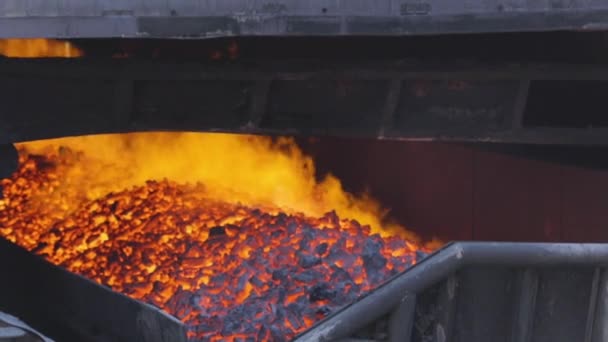 Kokszolókemence-szén hűtése a kokszolási folyamat lezárása után. Kokszolókemence-termelés. Kohászati vállalkozás — Stock videók