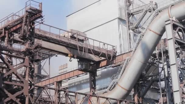 Industrieller Außenbereich. Das Äußere einer großen modernen Fabrik. Metallkonstruktionen im Werk — Stockvideo