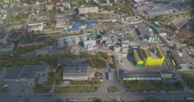 Modern sarı bir fabrika, modern sarı dış görünüşlü bir fabrika. Sarı bitki