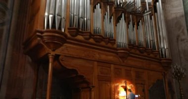 Roma, İtalya 'da bir adam eski güzel bir org çalıyor. Eski Roma kilisesinin içi.