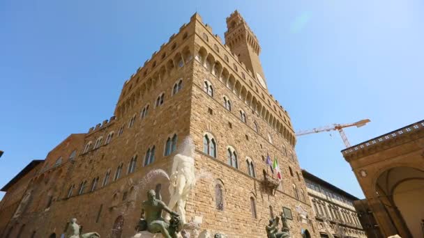 İtalya 'daki The Palazzo Vecchio Florence yakınlarındaki Neptune Çeşmesi. Floransa Belediye Binası. Signoria Meydanı — Stok video