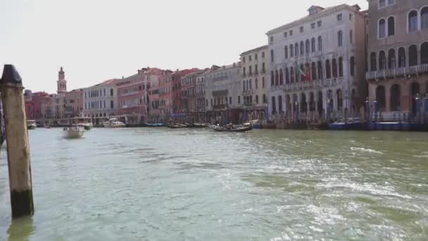 Gondel met toeristen in een groot kanaal in Venetië. Gondelaar rijdt toeristen Venetië, Italië. Romantische plek Venetië — Stockvideo