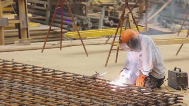 A hegesztő fémszerkezetet hegeszt. Fémhegesztés. Megerősített betonmegerősítés — Stock videók