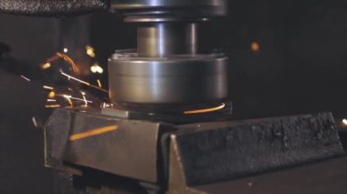 Metal parçasından parlak kıvılcımlar çıkıyor. Metal parçaları makinelemekten kıvılcımlar çıkıyor. Metal bir parçayı makinede öğütmek.