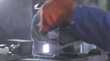 Makinenin bir parçasını bükmek. Makinede metal bir parça damgalanıyor.