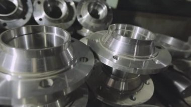 Metal kurusıkı. Parlak bir detay. Bir sürü metalik detay, soyut metalik çerçeve. Parlak metal boşluklar.