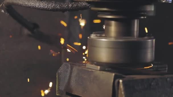 Fresar uma peça de metal em uma máquina, faíscas brilhantes de uma parte de metal. Centelhas de usinagem de uma peça de metal — Vídeo de Stock