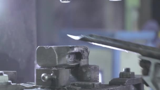 Makinenin metal bir parçasını damgalamak. Makinenin bir parçasını bükmek — Stok video