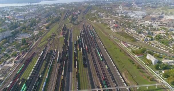 Volar sobre un gran cruce ferroviario. Trenes de mercancías de pie en el cruce ferroviario vista superior — Vídeos de Stock