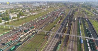 Büyük endüstriyel tren istasyonu manzaralı. Tren istasyonunun üzerinden uçuş. İstasyondaki yük trenleri