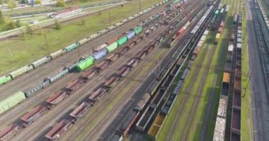 Yük trenlerinin üzerinden uçuyor. Tren yolu manzaralı. Güneşli havada sanayi demiryolu kavşağı
