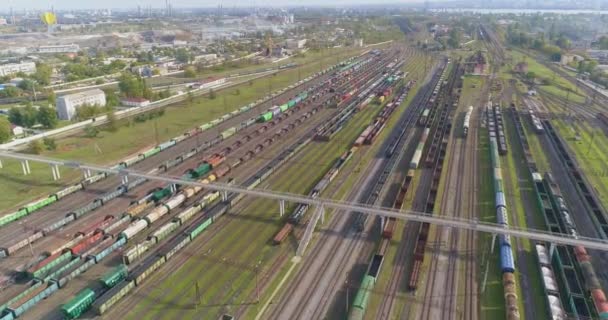 Grand dépôt ferroviaire industriel vue de dessus. Vol au-dessus du dépôt ferroviaire. Trains de marchandises au dépôt — Video