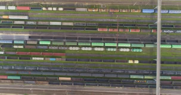 Puente ferroviario industrial en clima soleado. Volando sobre trenes de carga. Tren trenes vista superior. — Vídeo de stock