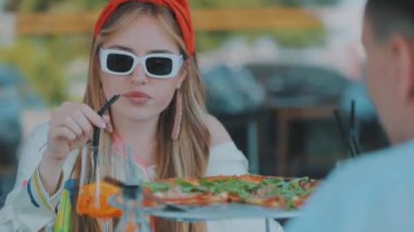 Güzel kız kokteyl içerken yakın plan çekiyor. Kız pipetle kokteyl içiyor.