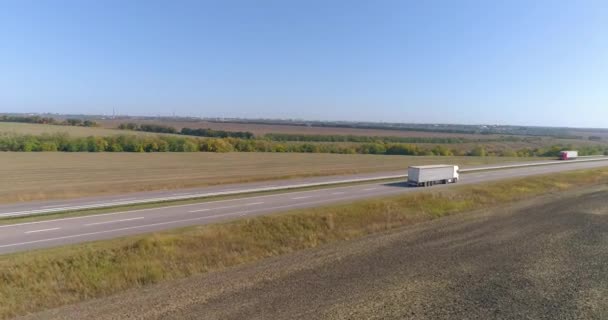 Un chariot blanc roule le long de l'autoroute par beau temps. Le camion longe l'autoroute par temps ensoleillé. Le chariot roule sur une belle route — Video