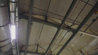 İşçiler fabrikanın atölyesinde zemin hazırlıyorlar. İnşaat alanında çalışanlar. Fabrikada yeni bir atölye inşaatı