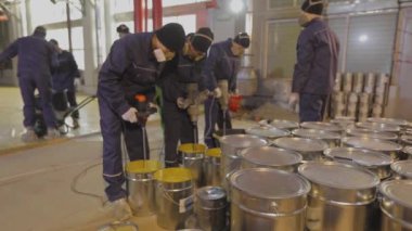 İnşaat alanında çalışma süreci. İnşaat alanında inşaatçılar, ön planda metal kaplar..