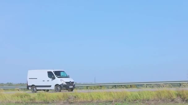 Un petit camion longe l'autoroute. La voiture roule le long de l'autoroute — Video