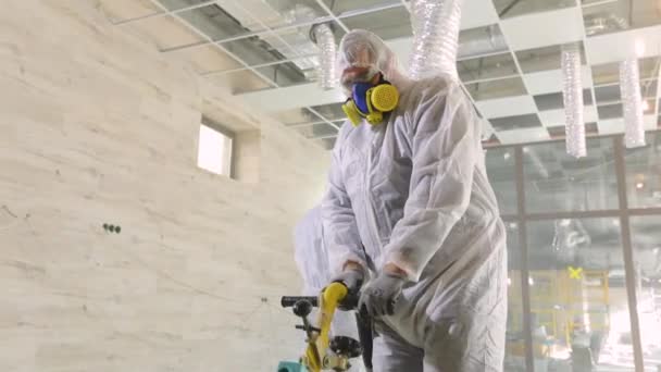 Trabajando en un piso de hormigón en una obra de construcción. Proceso de trabajo en una obra. Los trabajadores hacen piso de hormigón — Vídeos de Stock