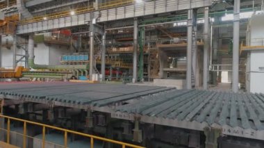 Otomatik metal yuvarlanma hattı. Metal kurusıkı imalatı için atölye çalışması. Endüstriyel iç mekan. Yuvarlanan metal için taşıma hattı, yukarıdan genel bir plan.
