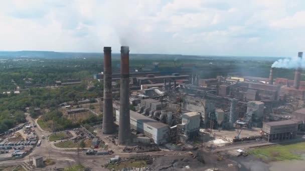 Emisiones de humos de la chimenea de la planta. Humo grueso de la chimenea de la fábrica vista del dron. Volar sobre una gran planta metalúrgica con una chimenea humeante. — Vídeo de stock