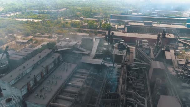 Vlucht over een grote metallurgische fabriek. Uitstoot van een metallurgische installatie vanuit de lucht — Stockvideo