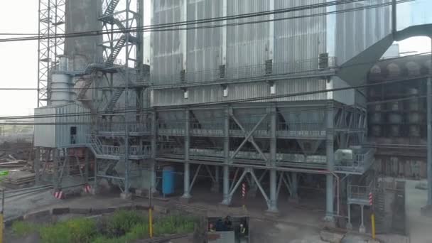 Industrial exterior. Uma grande oficina nova na vista aérea da fábrica. Estruturas metálicas na fábrica — Vídeo de Stock