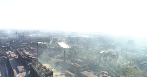 Kouř z velké továrny. Let nad velkou hutní elektrárnou. Nebezpečné emise z komína v elektrárně. Velký pohled shora. — Stock video