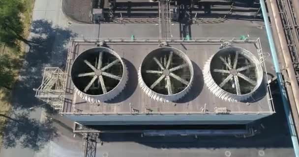 Sistema de resfriamento em uma visão aérea de fábrica. Grande fã industrial. Ventiladores de refrigeração na vista aérea da planta. — Vídeo de Stock