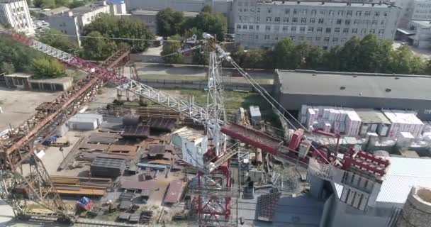 Věžový anténní výhled. Práce velkého stavebního jeřábu. Tower crane — Stock video