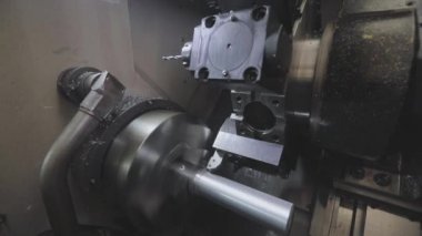 CNC torna makinesi. CNC makinesinde metal bir parça işleniyor. Torna, cnc makinesi