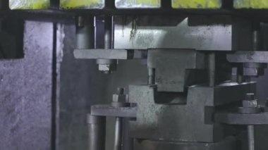 Makinenin metal bir parçasını damgalamak. Makinenin bir parçasını bükmek
