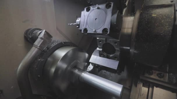 CNC τόρνος μηχανή. Επεξεργασία ενός μεταλλικού μέρους σε μια CNC μηχανή. Τόρνος, μηχανή cnc — Αρχείο Βίντεο