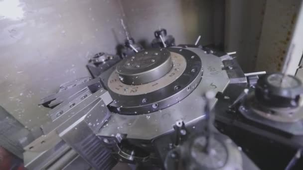 A máquina CNC muda diferentes brocas. Peças de máquina CNC. Máquina de perfuração CNC está mudando bocais. — Vídeo de Stock