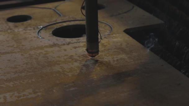 Corte de uma chapa metálica com uma máquina de corte CNC. Cnc corte de uma folha de metal por corte a gás. — Vídeo de Stock