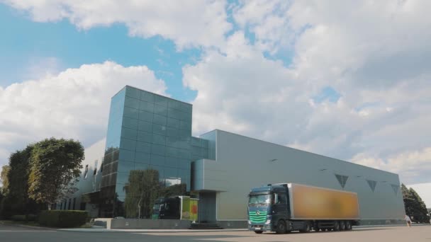 Kontorsbyggnad med stora glasfönster. En lastbil kör upp till en modern byggnad. Lastbil nära en modern kontorsbyggnad — Stockvideo