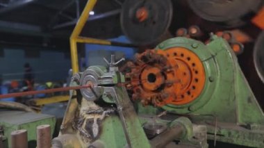 Bakır kabloyu karıştırıyorum. Makine bir fabrikada bakır telleri karıştırıyor. Kablo üretimi için bitki. Bakır kabloya yakın çekim.