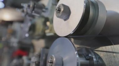 Fabrikada kablo yalıtım işlemi. Kablo Yalıtım Makinesi. Kablo yalıtımı