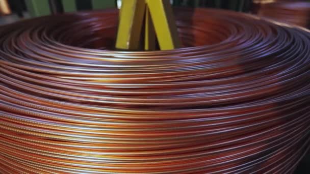 Clodeup spolar av koppar kabelrullar tråd industrin. Modern kabelfabrik. Tillverkning av kabel. — Stockvideo