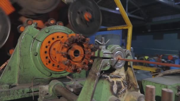 La machine mélange le fil de cuivre dans une usine. Usine pour la production du câble. Mélange de fil de cuivre. Gros plan d'un câble en cuivre. — Video