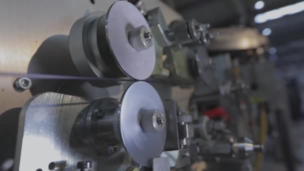 Mecanismo de trabalho close-up, rotação do brilho na fábrica. Produção de fios — Vídeo de Stock