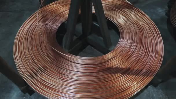 Fabrication de câbles en cuivre. Câble en cuivre, une bobine de câble en cuivre. — Video