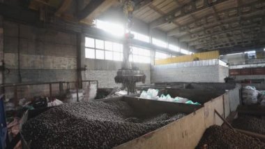 Metal topları olan elektromanyetik vinç, hareket eden elektromanyetik vinçler, top üretimi, bilye üretimi....